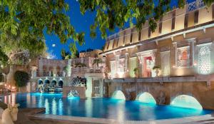 焦特布尔The Ajit Bhawan - A Palace Resort的夜晚在凡尔赛宫的游泳池
