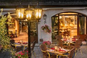 莱鲁斯Hôtel Restaurant La Ferme du Père François的一间带桌椅和街灯的餐厅