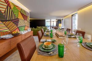 阿利若Quinta de Merouço - Villa do Rolapipas的用餐室配有长木桌子和椅子