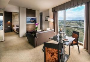 利默里克极乐温泉酒店的酒店客房配有书桌和床,