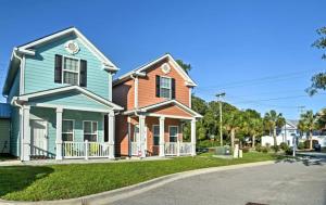 默特尔比奇Gulf Stream Cottages 300的住宅区街道上的房屋