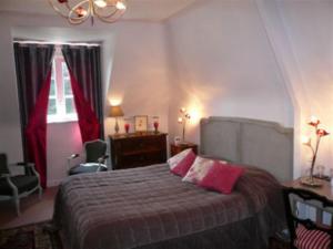 滨海圣布里阿克Le Clos du Pont Martin的一间卧室配有带粉红色枕头的床。