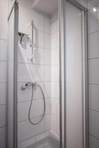 维也纳Porzellangarten Apartment I contactless Check-In的浴室里设有玻璃门淋浴