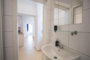 维也纳Porzellangarten Apartment I contactless Check-In的白色的浴室设有水槽和镜子