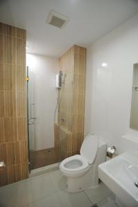 曼谷花园生活旅馆的带淋浴、卫生间和盥洗盆的浴室