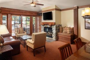 斜坡村Hyatt Vacation Club at High Sierra Lodge的客厅设有壁炉和电视。