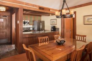 斜坡村Hyatt Vacation Club at High Sierra Lodge的厨房以及带木桌的用餐室。