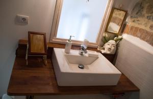 圣特伦佐Da Rita的带窗户的浴室内的白色水槽