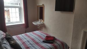 蒂弗顿天使宾馆的一间卧室配有床、水槽和镜子
