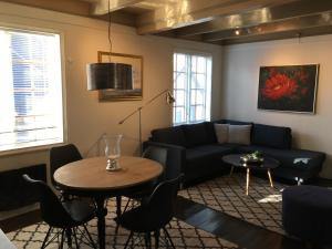 埃格尔松Ellingsens Apartment Egersund的客厅配有沙发和桌子