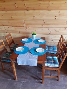 萨比诺瓦domki letniskowe "U EWKI"的一张木桌,上面有四个蓝色的板子