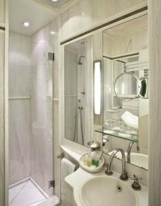 加瓦尼酒店的一间浴室
