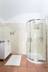 洛斯雷亚莱霍斯Casitas Las Uvas y las Viñas的一间带玻璃淋浴和水槽的浴室