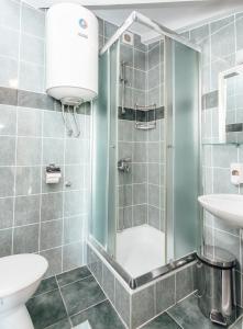 赫尔采格诺维Galija的带淋浴、卫生间和盥洗盆的浴室