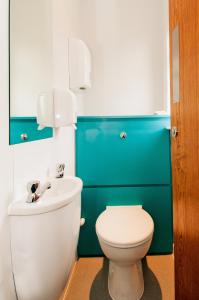 马勒姆马勒姆YHA酒店的浴室配有白色卫生间和盥洗盆。