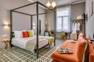 干尼亚Mosaic的酒店客房,配有床和沙发