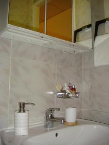 戛纳小宫殿酒店的浴室水槽上方设有橱柜