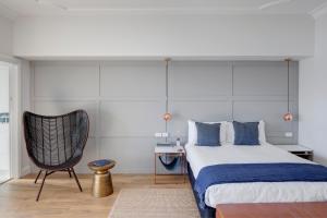 悉尼悉尼丽景阁酒店的一间卧室配有一张大床和一把椅子