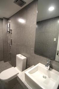 独鲁万Z帕德酒店的一间带水槽、卫生间和镜子的浴室