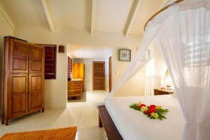 艾拉克岛水疗度假酒店客房内的一张或多张床位