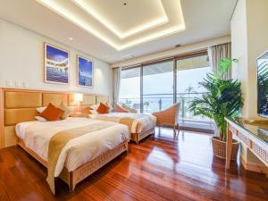 石垣岛石垣度假酒店的一间卧室设有两张床和大窗户