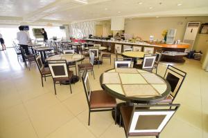 苏里高苏里高酒店的一间带桌椅和柜台的餐厅