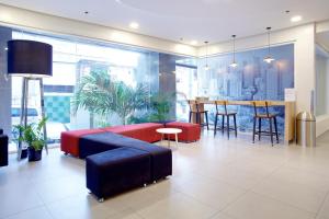 马尼拉Red Planet Makati Avenue Manila的客厅配有沙发和桌子