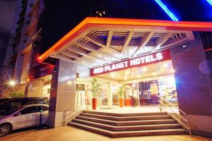 马尼拉Red Planet Makati Avenue Manila的带有酒店市场标志的建筑
