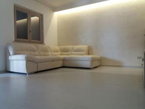 萨包迪亚Villa Sabaudia的一间客厅,客厅内配有白色沙发