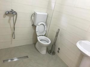 安吉Vip Apartmani Canj的一间带卫生间和水槽的浴室