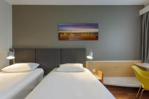 宜必思维尔茨堡酒店客房内的一张或多张床位
