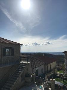 RoccaveranoAlbergo del Bramante的从带楼梯的建筑屋顶上欣赏美景