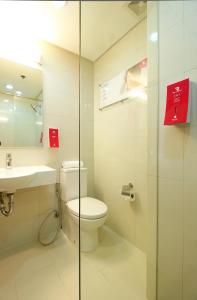 马尼拉Red Planet Makati Avenue Manila的浴室配有卫生间、盥洗盆和淋浴。