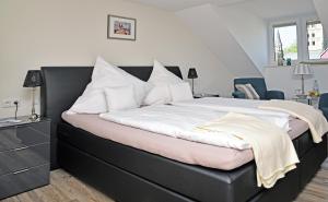 克桑滕Weindepot Xanten的一间卧室配有一张黑色框架大床