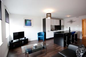 格拉斯哥The Spires Serviced Apartments Glasgow的客厅配有沙发和桌子