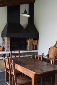 萨尔塔Hospedaje 371的一间带木桌和壁炉的用餐室