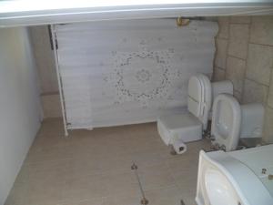 格塞尔镇蓝晶酒店的一间带卫生间、小便器和盥洗盆的浴室