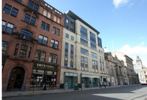 格拉斯哥The Spires Serviced Apartments Glasgow的城市街道上的一群建筑
