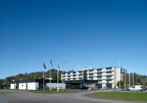 哥德堡温恩品质酒店的前面有两面旗帜的建筑