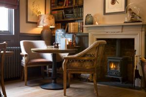 RuabonWynnstay Arms, Ruabon, Wrexham的客厅配有桌子和壁炉
