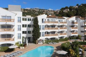 安德莱奇港Hotel La Pergola Mallorca的享有酒店空中美景,设有游泳池