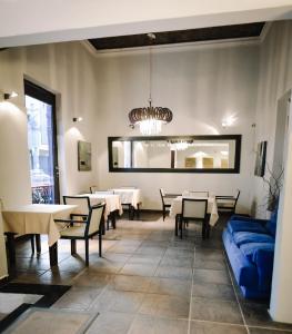 萨尔塔Samsara Hotel Salta的一间带桌子和蓝色沙发的用餐室