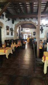 库尼特Hostal Restaurante La Diligencia的一间在房间内配有桌椅的餐厅