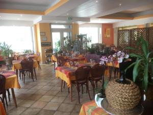 奥尔贝布鲁耶尔酒店的一间在房间内配有桌椅的餐厅