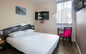 戛纳爱斯特尔酒店的卧室配有白色的床和粉红色的椅子