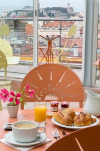 戛纳爱斯特尔酒店的一张桌子,上面放着一盘糕点和橙汁