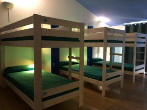 休达德亚Hostel Menorca的客房内的两张双层床