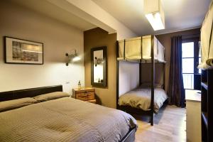 斯科佩洛阿尔伯格路路通宾馆的一间卧室配有一张床和一张双层床。