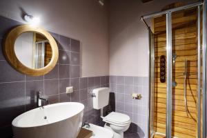 斯科佩洛阿尔伯格路路通宾馆的一间带水槽、卫生间和镜子的浴室