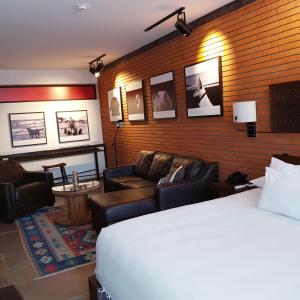 圣克鲁斯Alfonsina Hotel Boutique的酒店客房,配有床和沙发